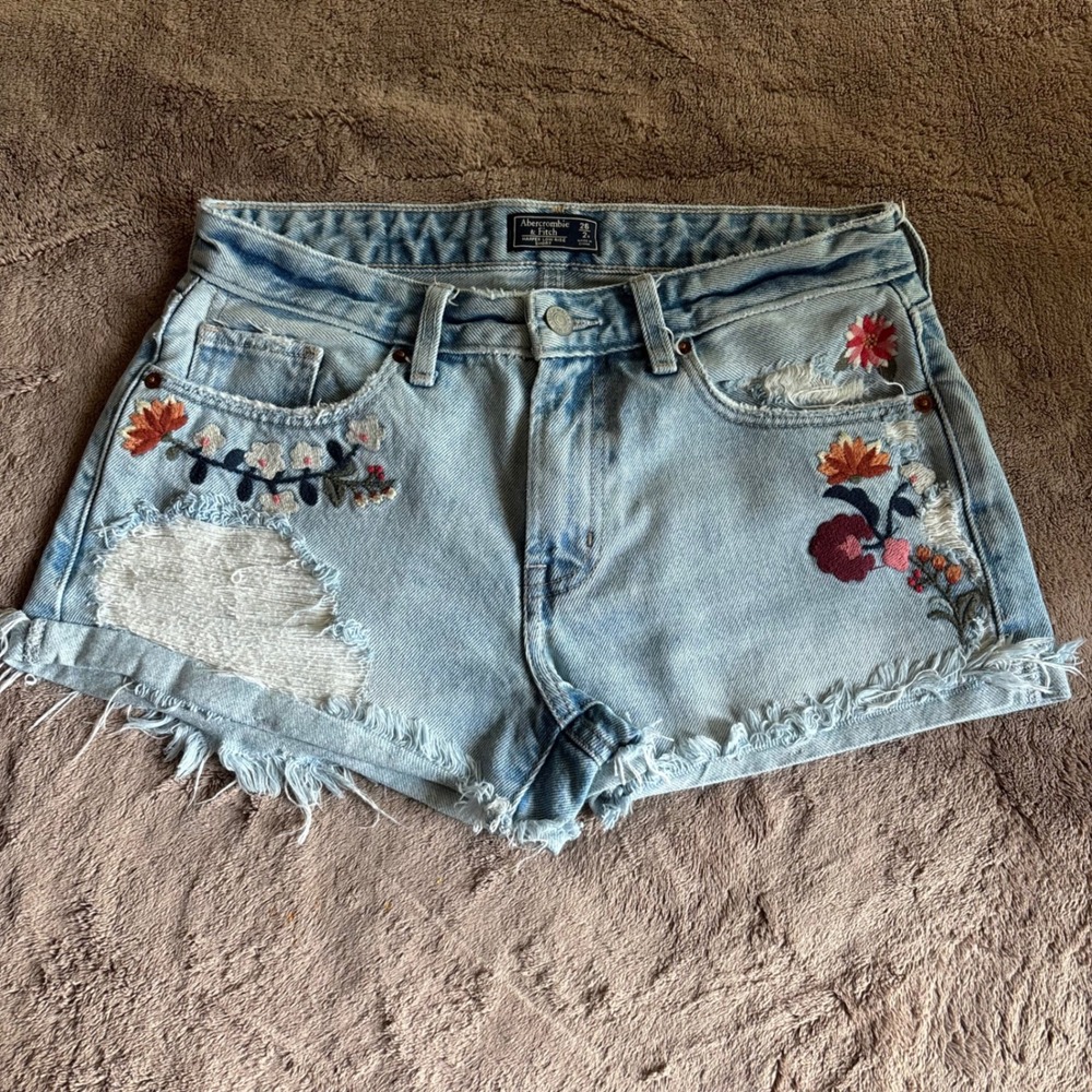 Abercrombie & Fitch Harper Low Rise Embroidered Distressed Denim Shorts 26 2R